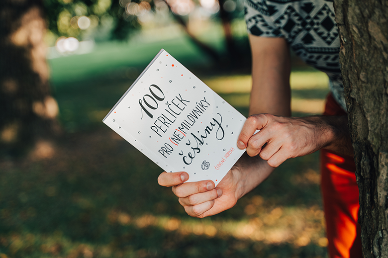 100 perliček recenze