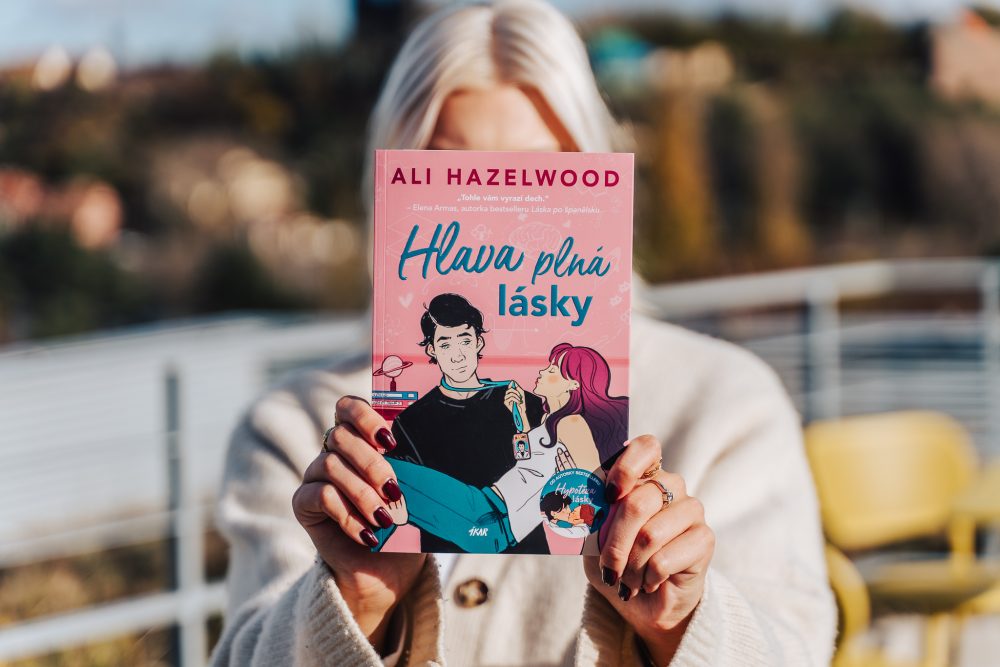 Ali Hazelwood - Hlava plná lásky, foto: LUXOR