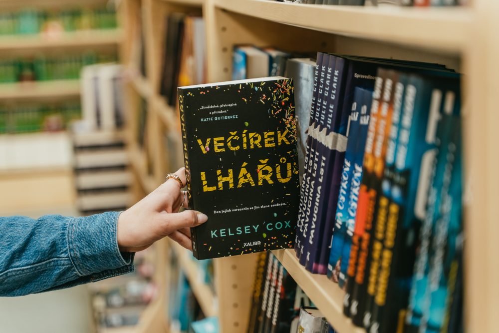 Kelsey Cox – Večírek lhářů