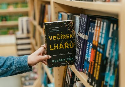 Kelsey Cox – Večírek lhářů