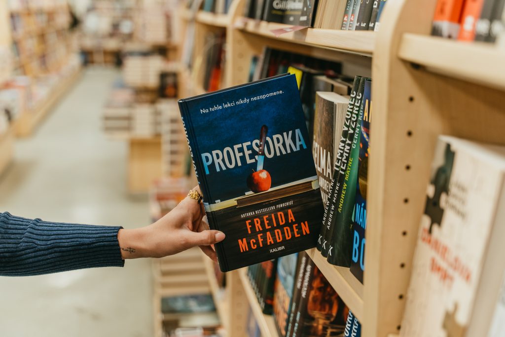 Co když je nebezpečnější ten, komu věříš? Recenze knihy Profesorka 4 20260219 Luxor 46