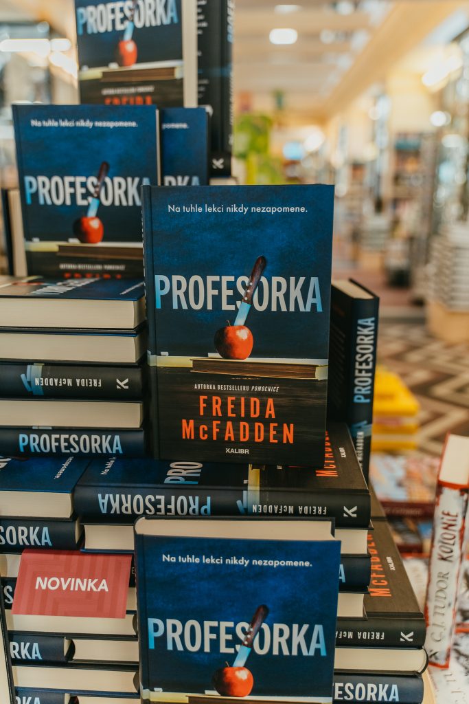 Co když je nebezpečnější ten, komu věříš? Recenze knihy Profesorka 3 20260219 Luxor 71