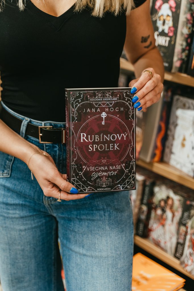 Když mají tajemství větší cenu než pravda: Vítejte na Akademii Highclare 3 20260318 Luxor 20