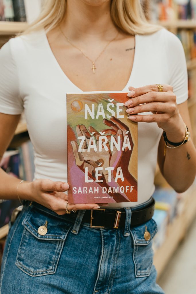 Křehkost, která se dědí: Recenze knihy Naše zářná léta 5 20260325 Luxor 9