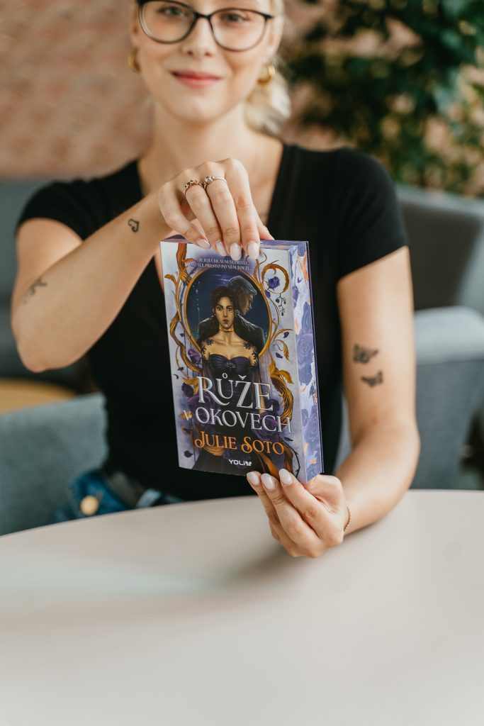 Cena krve a magie: Recenze knihy Růže v okovech 5 20260603 Luxor 15