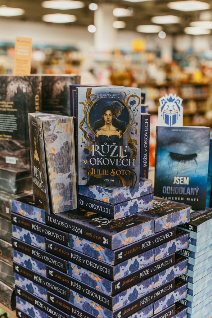 Cena krve a magie: Recenze knihy Růže v okovech 3 20260603 Luxor 54