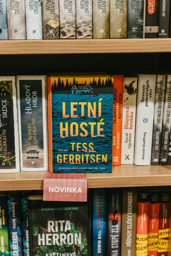 Léto, zmizelá dívka a detektivní záhada: Recenze knihy Letní hosté 4 20260813 Luxor 23