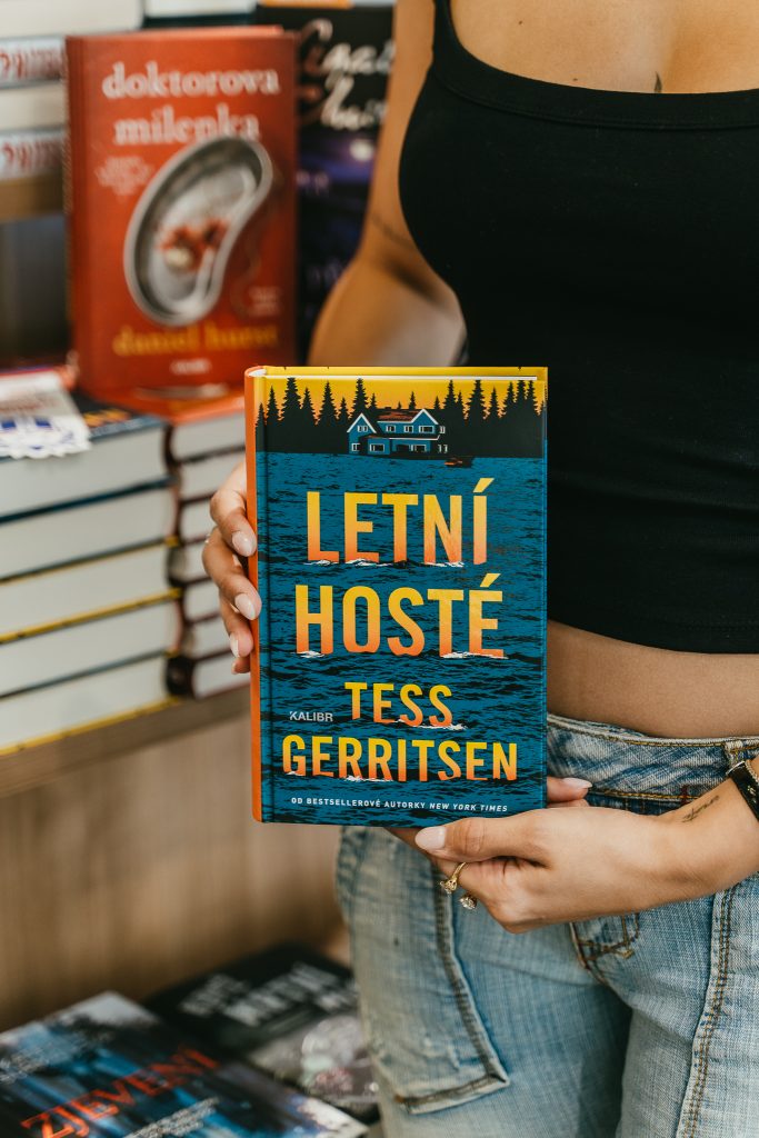 Léto, zmizelá dívka a detektivní záhada: Recenze knihy Letní hosté 3 20260813 Luxor 7