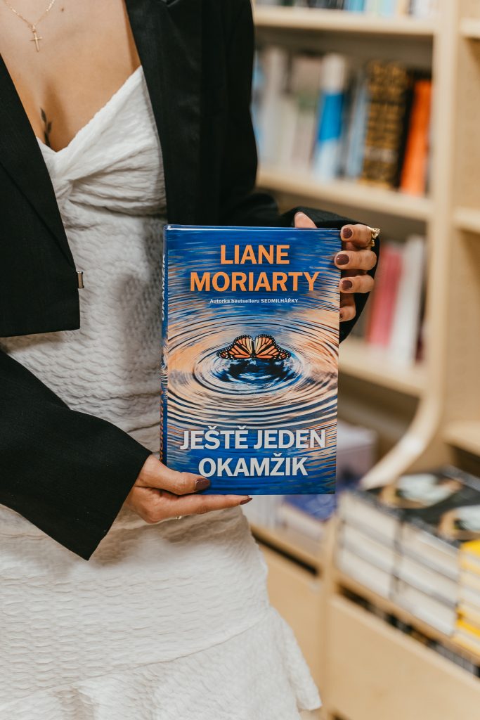 Neměli bychom si spíš užívat přítomný okamžik, než se bát smrti? Recenze knihy Ještě jeden okamžik 3 20260908 Luxor 29