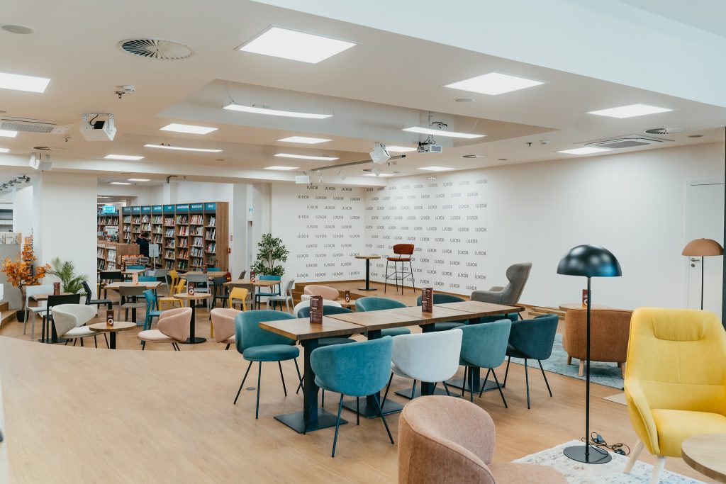 FOTOGALERIE: Palác knih Luxor vás zve do nové kavárny 8 20260915 Luxor kavarna a event space otviracka 21