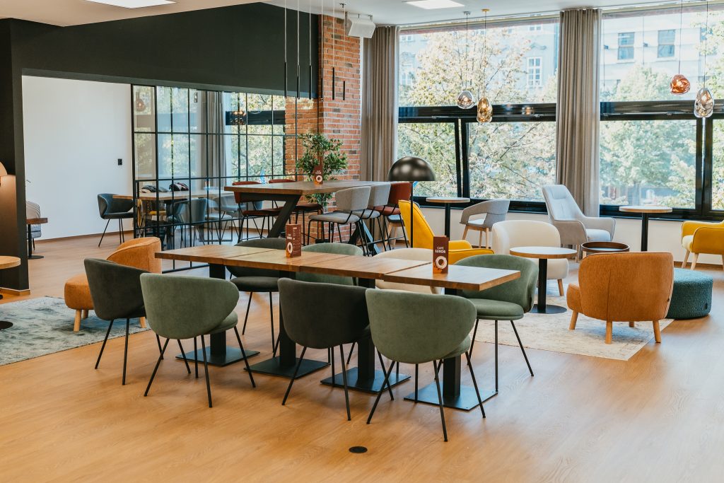 FOTOGALERIE: Palác knih Luxor vás zve do nové kavárny 5 20260915 Luxor kavarna a event space otviracka 38