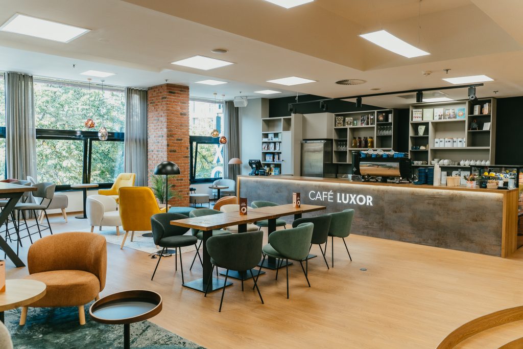 FOTOGALERIE: Palác knih Luxor vás zve do nové kavárny 3 20260915 Luxor kavarna a event space otviracka 57