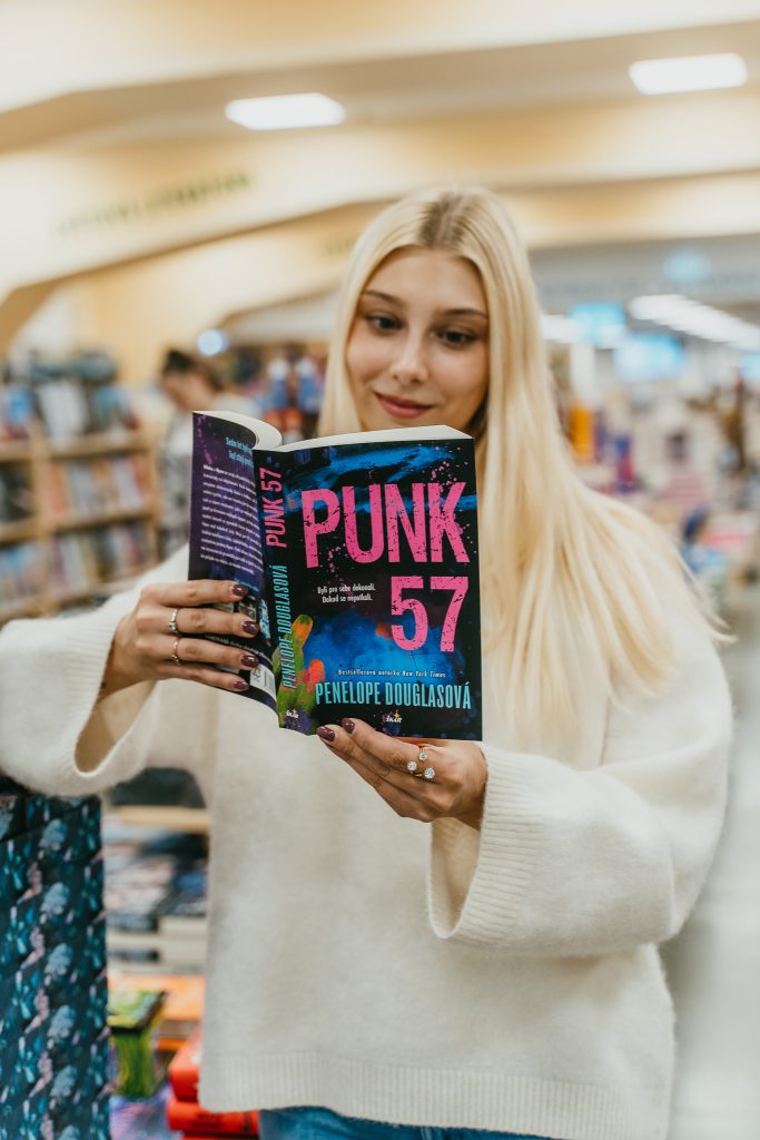 Byla jeho nejlepší kamarádka, než se to zvrtlo: Recenze knihy Punk 57 3 20260917 Luxor 55