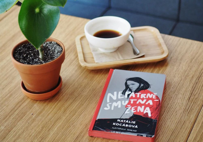 Nepartně smutná žena recenze