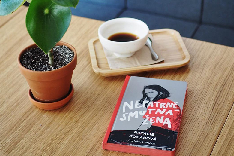 Nepartně smutná žena recenze