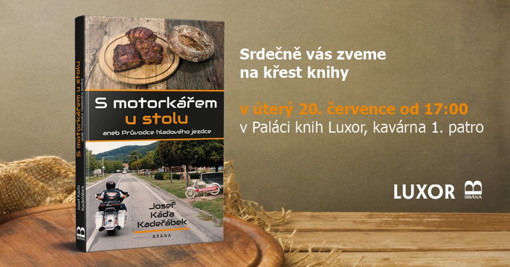 s motorkarem u stolu banner Luxor 1200x628